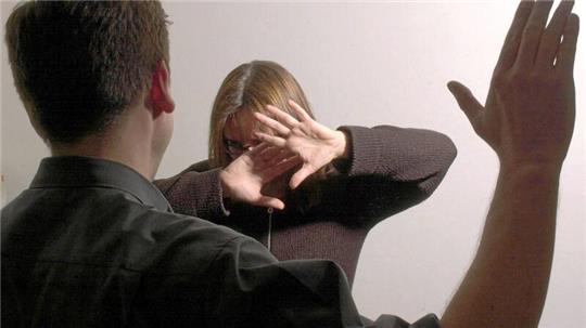 Der 36-Jährige erhob nicht nur die Hand gegen seine Freundin (die Abbildung ist ein Symbolbild), laut Anklage hat er sie auch getreten und gewürgt.
