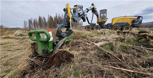 Der 400-PS-Säharvester steht in einer angelegten Gasse. Mittels ausfahrbarem Arm können Rinnen gezogen und kann Saatgut verteilt werden. Dazu ist ein spezieller Aufsatz installiert.  Foto: Potthast