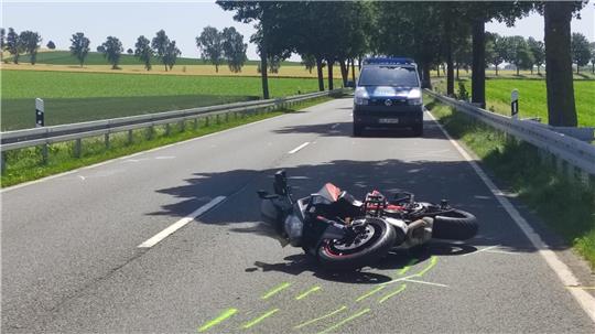 Der 41-jährige Motorradfahrer aus dem Raum Hannover starb noch an der Unfallstelle.