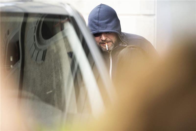 Oppositionelle in Minsk ermordet - Ex-Soldat packt aus Der 44-jährige Juri Garawski aus Belarus steht während einer Pause vor dem Gericht in St. Gallen.