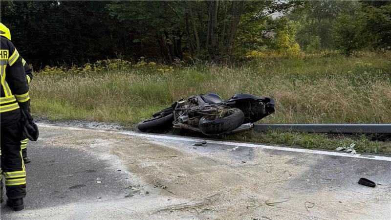 Der 45-Jährige aus St. Andreasberg lässt sein Motorrad am Straßenrand stehen und flüchtet.