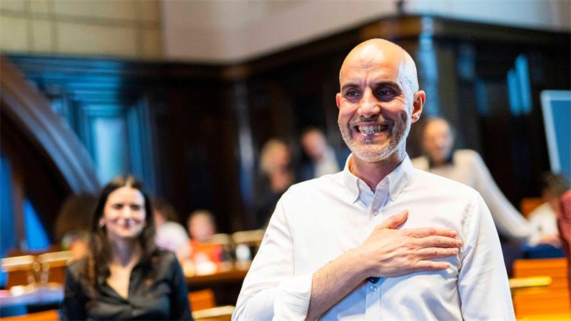 Der 45-Jährige setzte sich mit rund 62 Prozent der abgegebenen Stimmen durch.