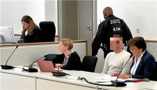 Der 45-jährige Angeklagte sitzt zwischen seiner Verteidigerin (links) und der Dolmetscherin.  Foto: Roß