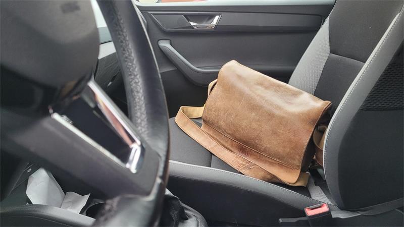 Eine Tasche auf einem Autositz.