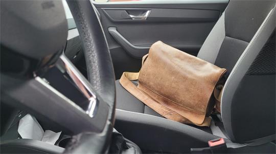 Eine Tasche auf einem Autositz.