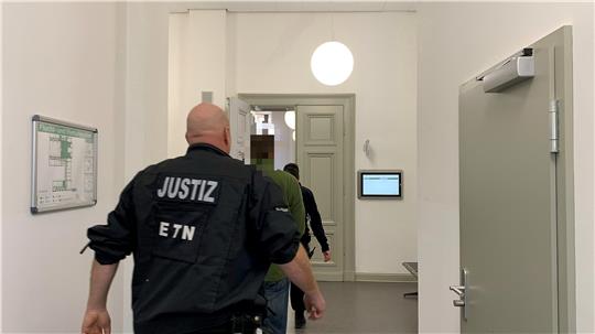 Der 47-jährige Tatverdächtige steht bereits mehrfach vor Gericht, er wird von Justizbeamten in den Gerichtssaal begleitet.
