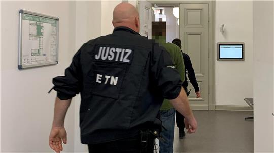 Der 47-jährige Tatverdächtige steht bereits mehrfach vor Gericht, er wird von Justizbeamten in den Gerichtssaal begleitet.