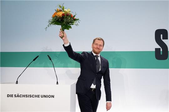 Der 48-Jährige Kretschmer wurde auf einer Vertreterversammlung seiner Partei mit 94,8 Prozent der Stimmen wie erwartet auf Platz eins der Landesliste gewählt.