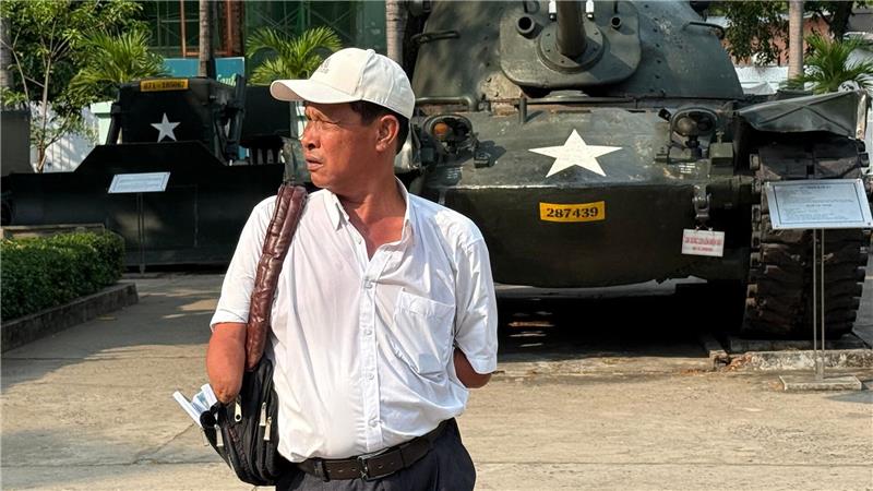 Spuren des Vietnamkriegs von „Agent Orange“ bis „Hanoi Jane“ Der 56-jährige Hui hat schon als Kind durch eine Mine aus dem Krieg beide Arme und ein Bein verloren.