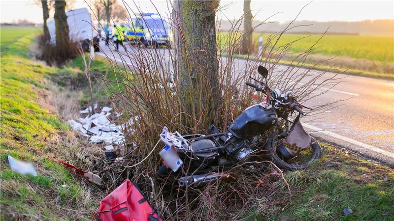Der 57 Jahre alte Fahrer des Leichtkraftrades starb kurz nach dem Unfall. 