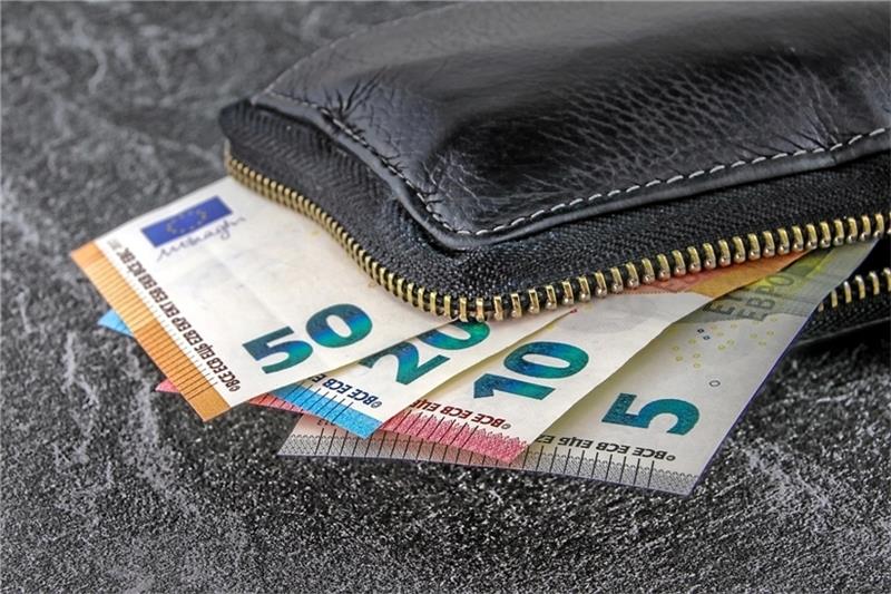 Perfider Diebstahl am Bahnhof: 58-Jähriger muss Strafe zahlen Der 58-Jährige hat seinem Opfer das Portemonnaie aus der Hosentasche gestohlen und dabei 77,20 Euro erbeutet. Symbolfoto: Pixabay