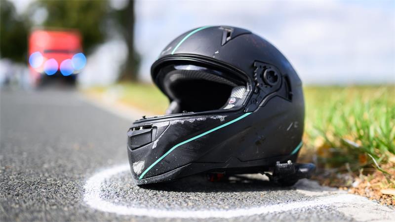 Der 62 Jahre alte Motorradfahrer starb noch an der Unfallstelle. (Symbolbild)