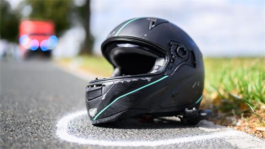 Der 62 Jahre alte Motorradfahrer starb noch an der Unfallstelle. (Symbolbild)