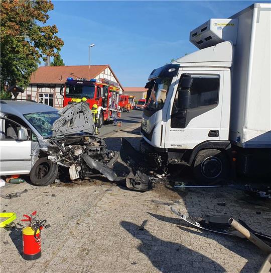 Der 62-jährige Unfallverursacher verletzte sich bei den Zusammenstößen leicht. Er wurde ins Krankenhaus gebracht. Fotos: Feuerwehr Rhüden