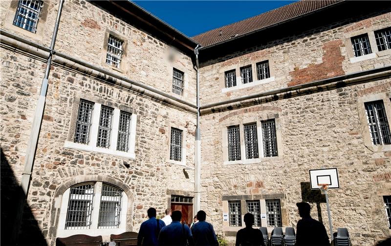 „Torso-Mörder“ aus Vienenburg erhält weitere Strafe Der 62-jährige ehemalige Schlachtermeister, der jetzt abermals verurteilt wurde, und ein ebenfalls verurteilter 58-Jähriger saßen eine Zeit lang gemeinsam in der Justizvollzugsanstalt Wolfenbüttel ein. Foto: Peter Steffen/dpa