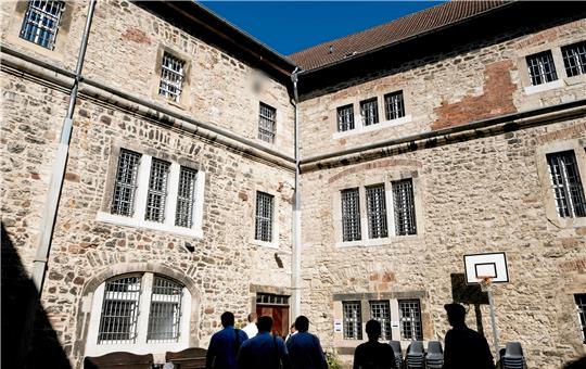Der 62-jährige ehemalige Schlachtermeister, der jetzt abermals verurteilt wurde, und ein ebenfalls verurteilter 58-Jähriger saßen eine Zeit lang gemeinsam in der Justizvollzugsanstalt Wolfenbüttel ein.  Foto: Peter Steffen/dpa