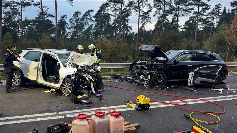 Der 63-jährige Autofahrer starb am Unfallort, die Familie aus dem anderen Wagen wurde ins Krankenhaus gebracht.