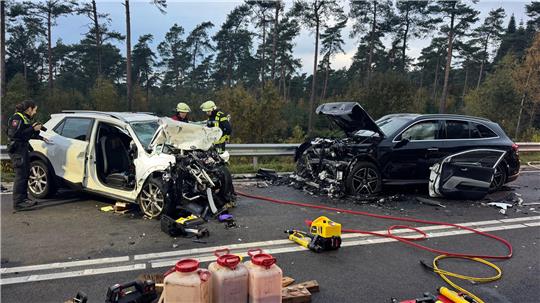 63-Jähriger stirbt bei Frontalzusammenstoß in Lingen Der 63-jährige Autofahrer starb am Unfallort, die Familie aus dem anderen Wagen wurde ins Krankenhaus gebracht.