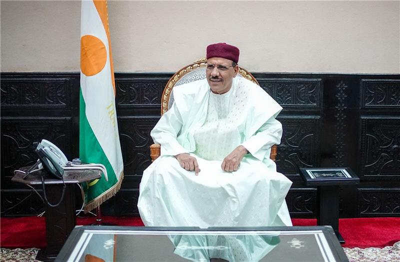 Große Sorgen um entmachteten Präsident Bazoum im Niger Der 63-jährige Mohamed Bazoum, seine Ehefrau und sein Sohn werden seit 16 Tagen in ihrer Residenz festgehalten.