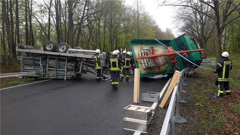 Umgekippter Lkw: Sperrung der B6 dauert mehrere Stunden Der 7,5-Tonner blockiert die B6 zwischen Jerstedt und Baßgeige. Foto: Epping