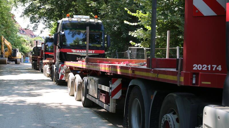 Der 750-Tonnen Mobilkran wurde mit mehreren Schwertransportern angeliefert.