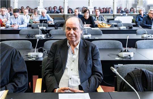 Der 80-jährige Arzt zum Auftakt seines Prozesses im Gerichtssaal in Hamburg.