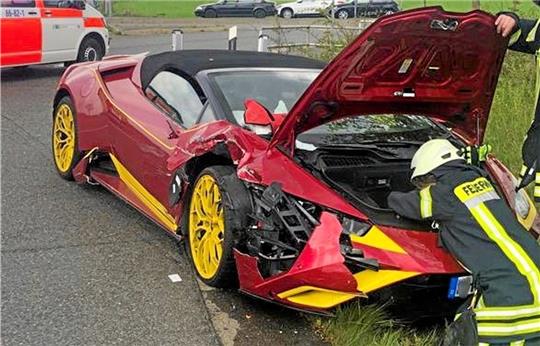 Der 84-jährige Fahrer wurde zum Glück nur leicht verletzt. Der Lamborghini war nach dem Unfall aber nicht mehr fahrbereit. Foto: Polizei
