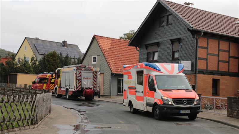 Der 84-jährige Mann wird vom Rettungsdienst versorgt und in ein Krankenhaus gebracht.