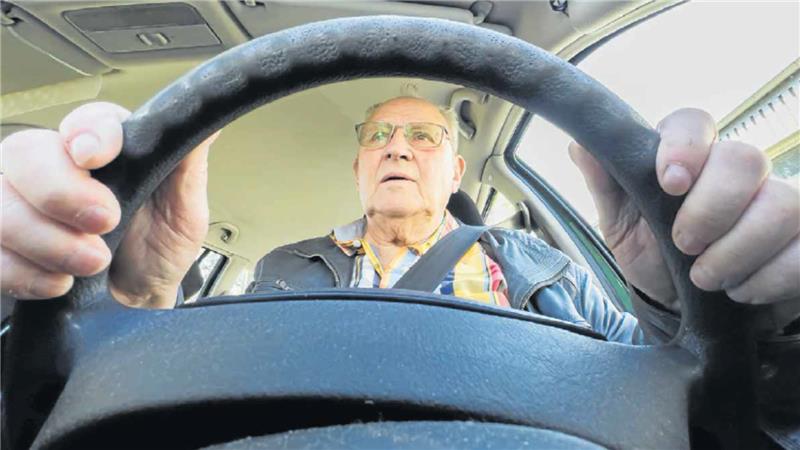 Fahrtraining für Senioren: „Es geht ums Überleben“ Der 87-jährige Teilnehmer Heinz Schmidt sitzt bei der Schulung „Fit im Auto“ von der Landesverkehrswacht Niedersachsen am Steuer seines Wagens. Foto: Julian Stratenschulte/dpa