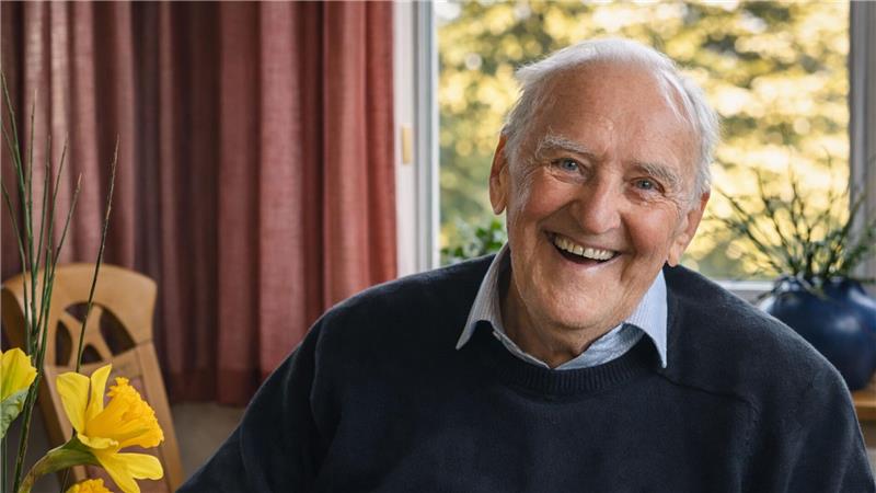 Goslarer rufen „vergessenes Juden-Lager“ ins Bewusstsein Ein Mann lacht in die Kamera.