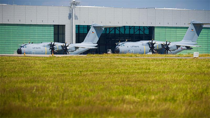 Der A400M kann laut Bundesregierung bis zu 16 Tonnen Material und Personal transportieren. 
