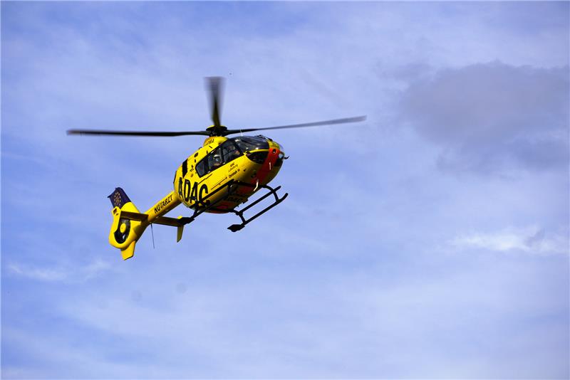 Der ADAC-Rettungshubschrauber (hier ein Symbolbild) landet auf der Wiese der Gerhart-Hauptmann-Grundschule und erschreckt die Kinder. Archivfoto: Schlegel