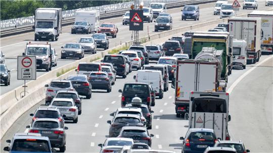 Der ADAC kritisiert die vom Bundesverkehrsministerium genannten Finanzlücken für Autobahnen und Bundesstraßen. (Symbolbild)
