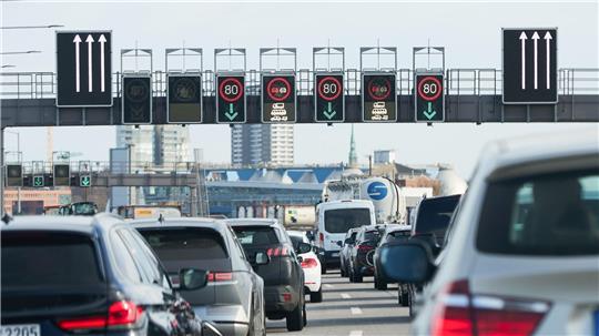 Der ADAC rechnet zum Ferienbeginn auf den Autobahnen im Nordwesten mit viel Verkehr. (Symbolfoto)