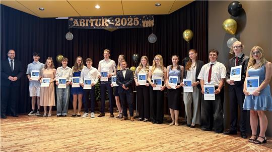 Der AGG-Abiturjahrgang 2025: Johanna Isabel Berkhoff, Jonas Waßmus, Anna-Luisa Millies, Heike Tabea Gossing, Julia Einbrodt, Sophie Krumpen, Leonie Schöneberg, Benni Mai, Lennard Lacheiner, Fjalar Pook, Robert Knoke, Katrin Sophie Tolle, Nike Jacobs, Alessandro Falk