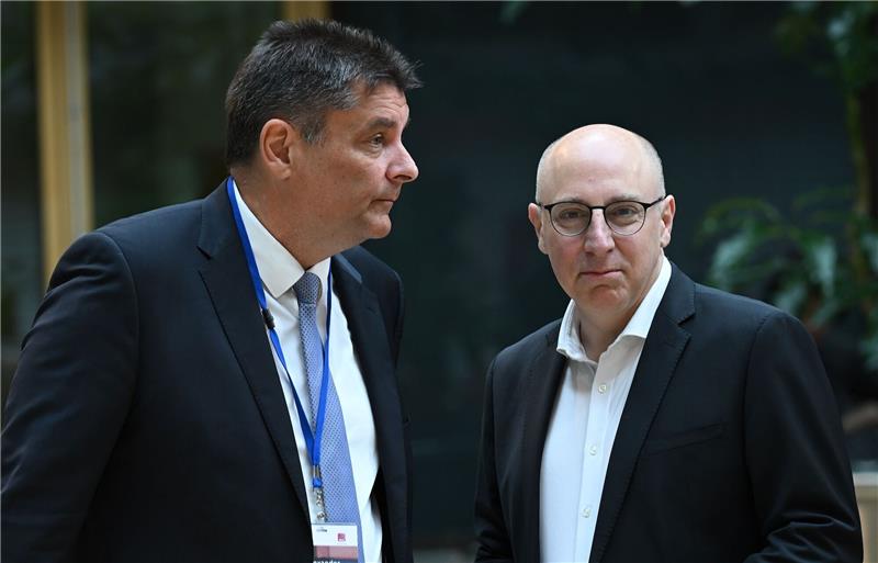 Verfassungsschutz warnt vor Naivität im Umgang mit China Der ASW-Vorstandsvorsitzende Alexander Borgschulze (l) und BfV-Vize Sinan Selen bei der Tagung in Berlin.