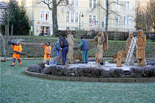 Der Abbau ist immer ein Gemeinschaftswerk von Helfern, der Familie Zech und den Bauhof-Leuten. Foto: Schlegel