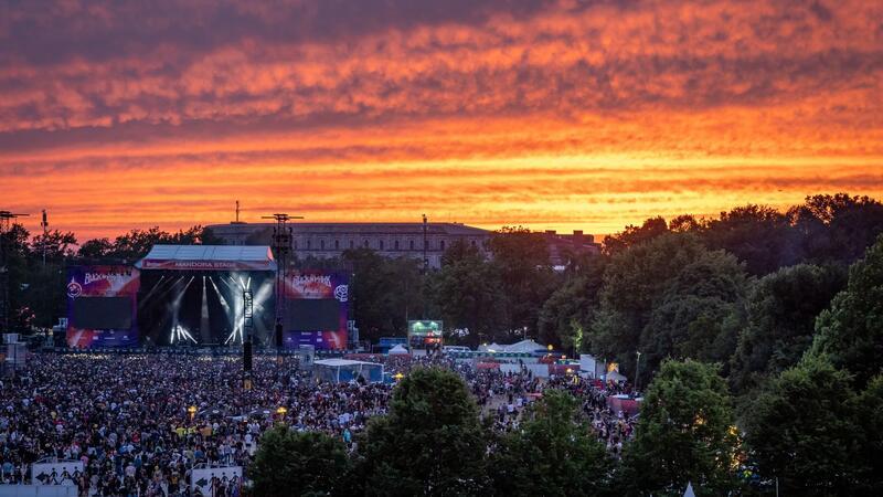 Positive Bilanz bei Rock im Park und Rock am Ring Der Abendhimmel leuchtet über dem Festival-Gelände beim Open-Air-Festival „Rock im Park“.