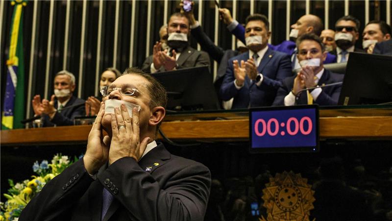 Der Abgeordnete Sostenes Cavalcante (vorne) und Oppositionspolitiker halten während einer Sitzung der Abgeordnetenkammer i Brasilia eine Protestaktion ab.