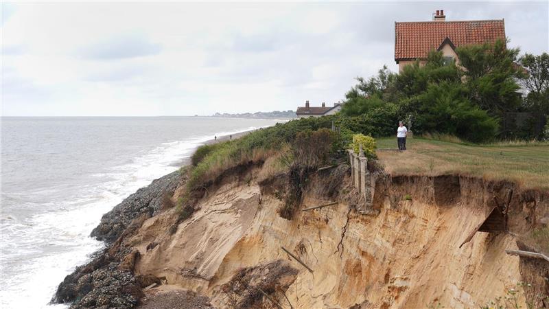 Bilder des Tages Der Abgrund rückt näher: Im englischen Thorpeness schreitet die Küstenerosion immer weiter voran. Dem fast 100 Jahre alten Haus droht deshalb der Abriss.