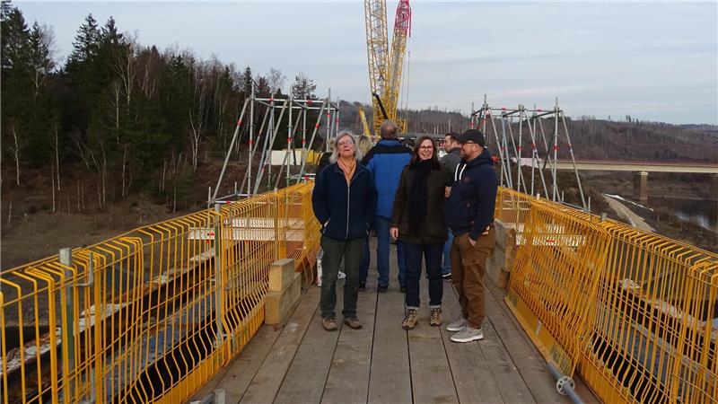 Der Abriss der Bramkebrücke geht gut voran, ganz zur Freude der Schulenberger. Bei einer Baustellenführung erhalten sie einen Einblick in die Arbeiten.