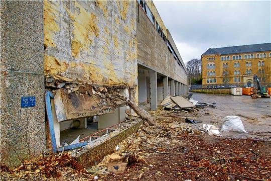 Der Abriss der alten Gebäude schreitet im Pfalzquartier weiter und schneller als zunächst geplant voran. Foto: Epping