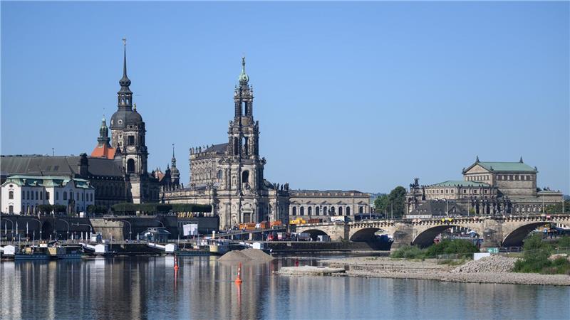 Abriss von Carolabrücke doch viel teurer Der Abriss der im vergangenen Jahr teils eingestürzten Spannbetonbrücke kostet die Stadt nach eigenen Schätzungen rund 32 Millionen Euro - deutlich mehr als bislang angenommen. (Archivbild)