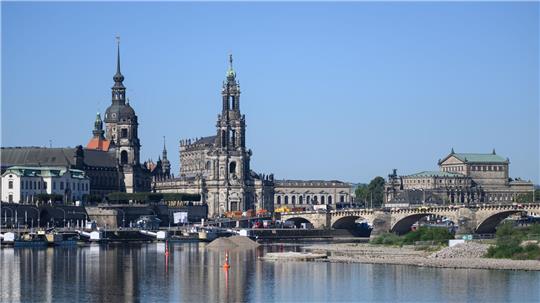 Der Abriss der im vergangenen Jahr teils eingestürzten Spannbetonbrücke kostet die Stadt nach eigenen Schätzungen rund 32 Millionen Euro - deutlich mehr als bislang angenommen. (Archivbild)