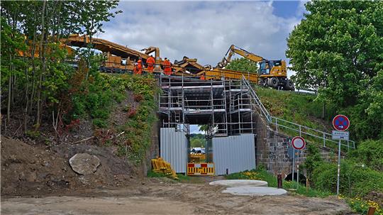 Der Abriss der maroden Mühlbach-Brücke hat Sonntag begonnen.