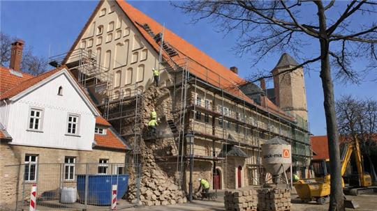 Der Abriss des Bündheimer Schlosses hat bereits begonnen: Stein für Stein wird abgetragen und zur späteren Wiederverwendung aufgestapelt.