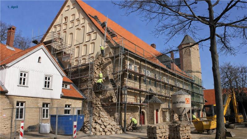 Der Abriss des Bündheimer Schlosses hat bereits begonnen: Stein für Stein wird abgetragen und zur späteren Wiederverwendung aufgestapelt.