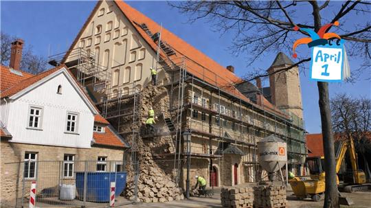 Der Abriss des Bündheimer Schlosses hat bereits begonnen: Stein für Stein wird abgetragen und zur späteren Wiederverwendung aufgestapelt.