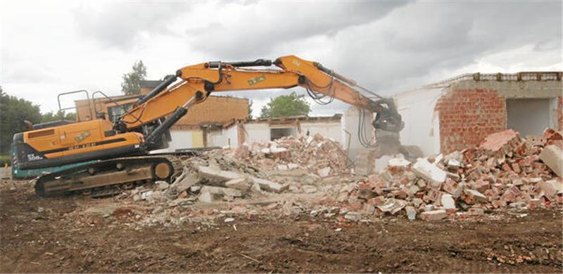 Das alte Hornburger Haus Hagenberg wird bald Geschichte sein Der Abrissbagger bringt die alten Mauern von Haus 2 zum Einstürzen. Er schafft Platz für den Neubau.