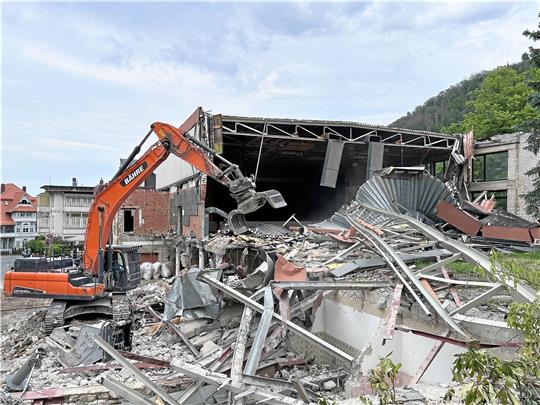 Der Abrissbagger nimmt den Kursaal seit vergangener Woche Stück für Stück auseinander. Fotos: Schlegel